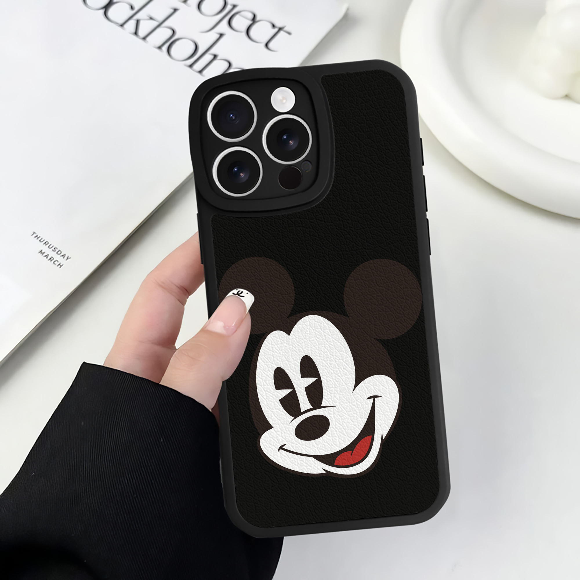（画像用） ミッキーマウス Mickey Mouse 【iPhone 16シリーズ対応】シリコンスマホケース（レザー調） 材質：シリコン